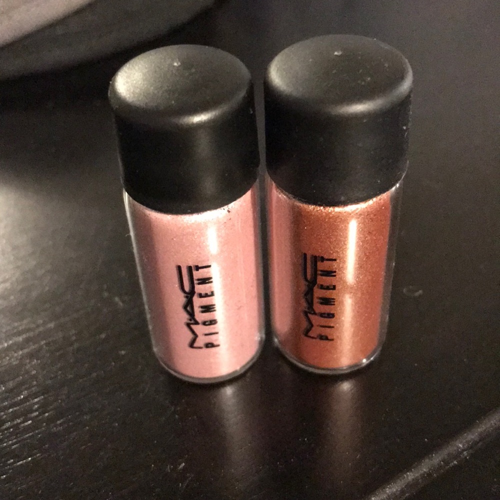 2 mini MAC pigments.